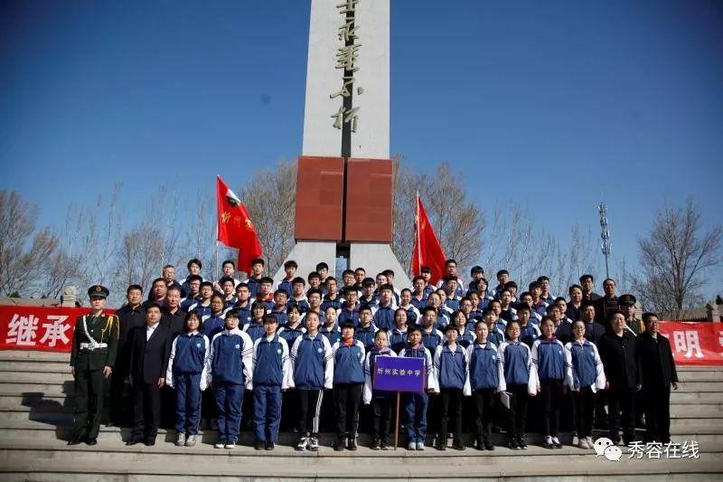 杨超越晒美照，复古羊毛卷造型十分迷人，你怎么看？